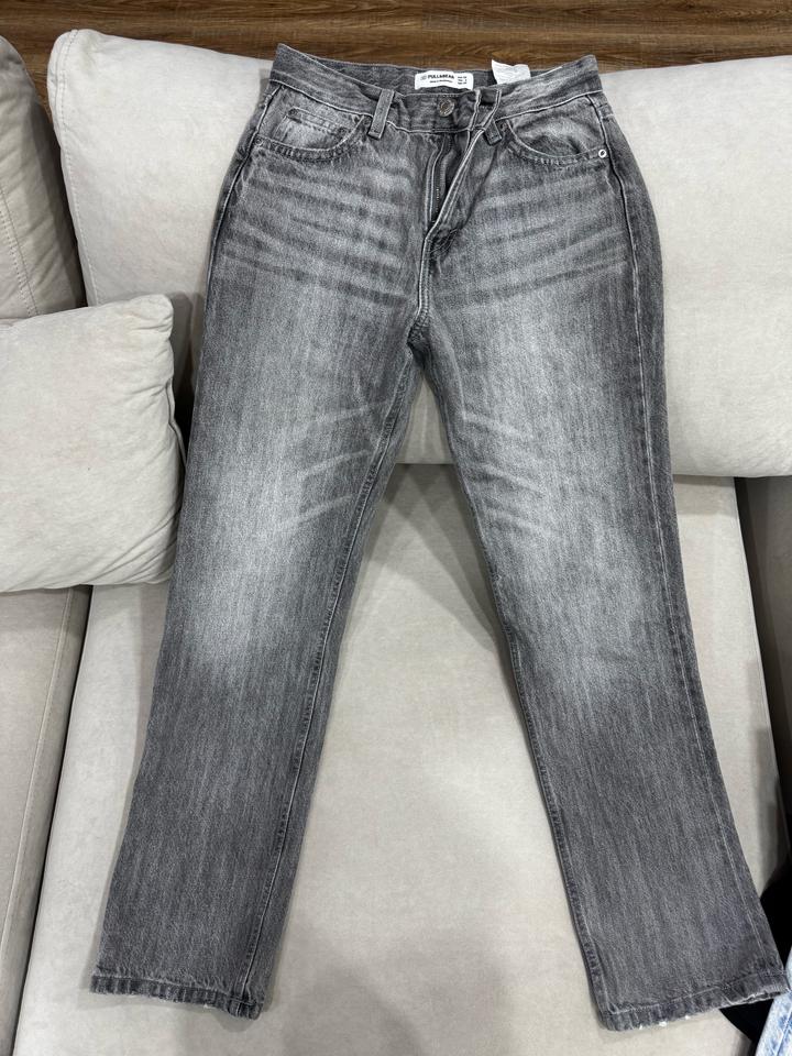 серый джинсы прямые.