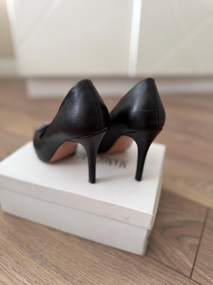 Черные кожаные туфли MANOLO BLAHNIK