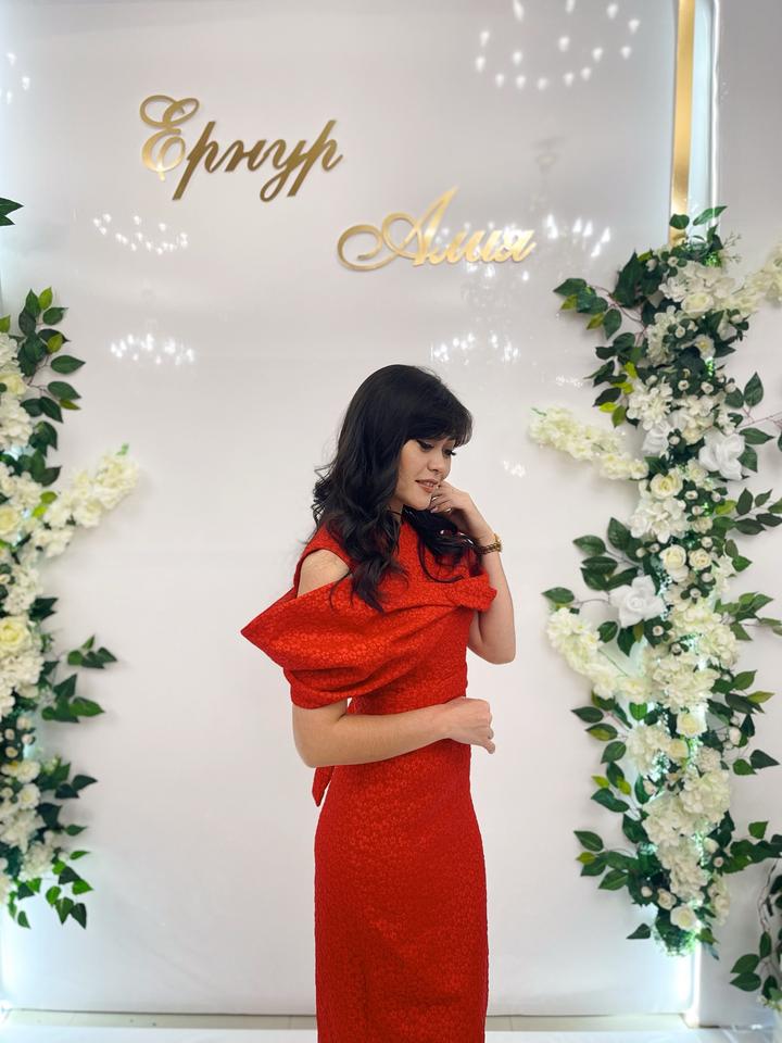 Красное платье