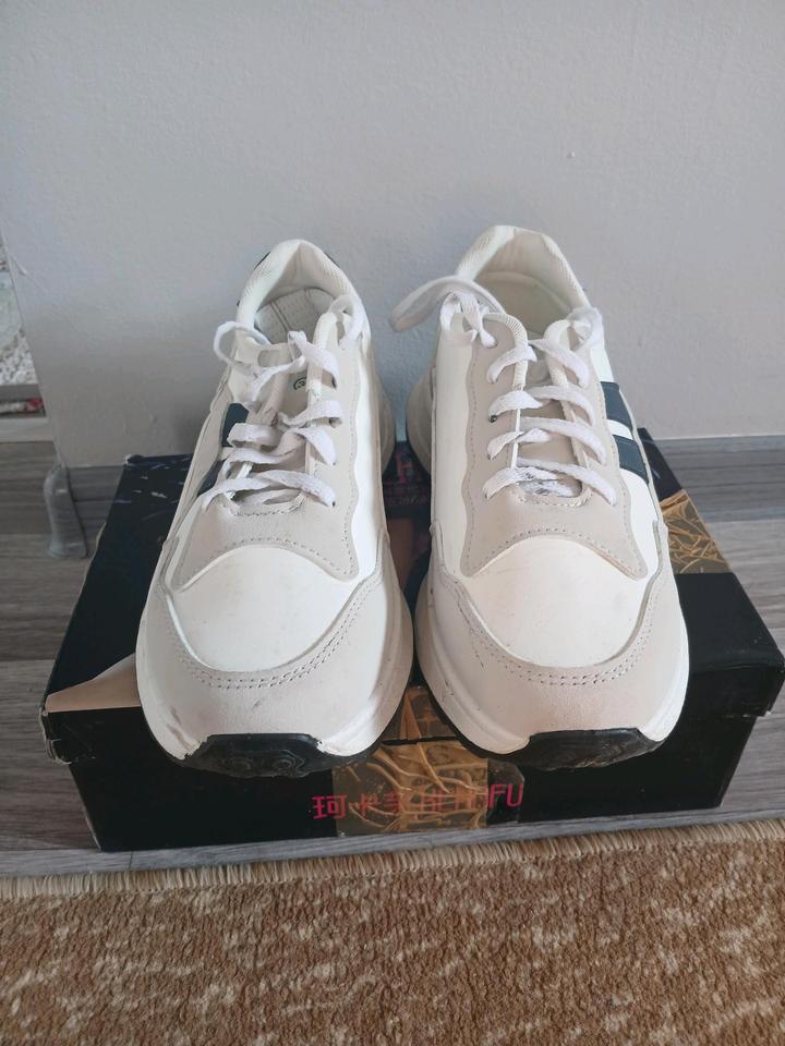 Белые кроссовки