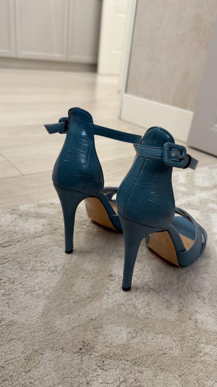 Голубые туфли на каблуке