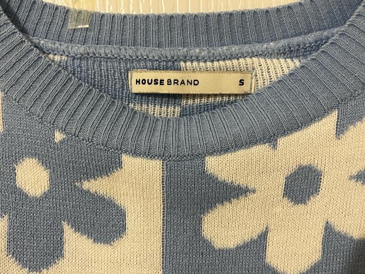 Синий свитер