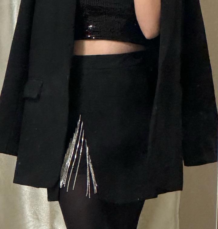 Черная юбка с вырезом обшитое стразами