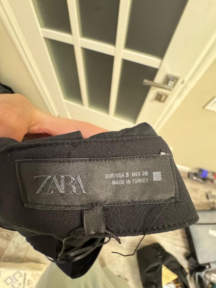Черное мини-платье от бренда Zara