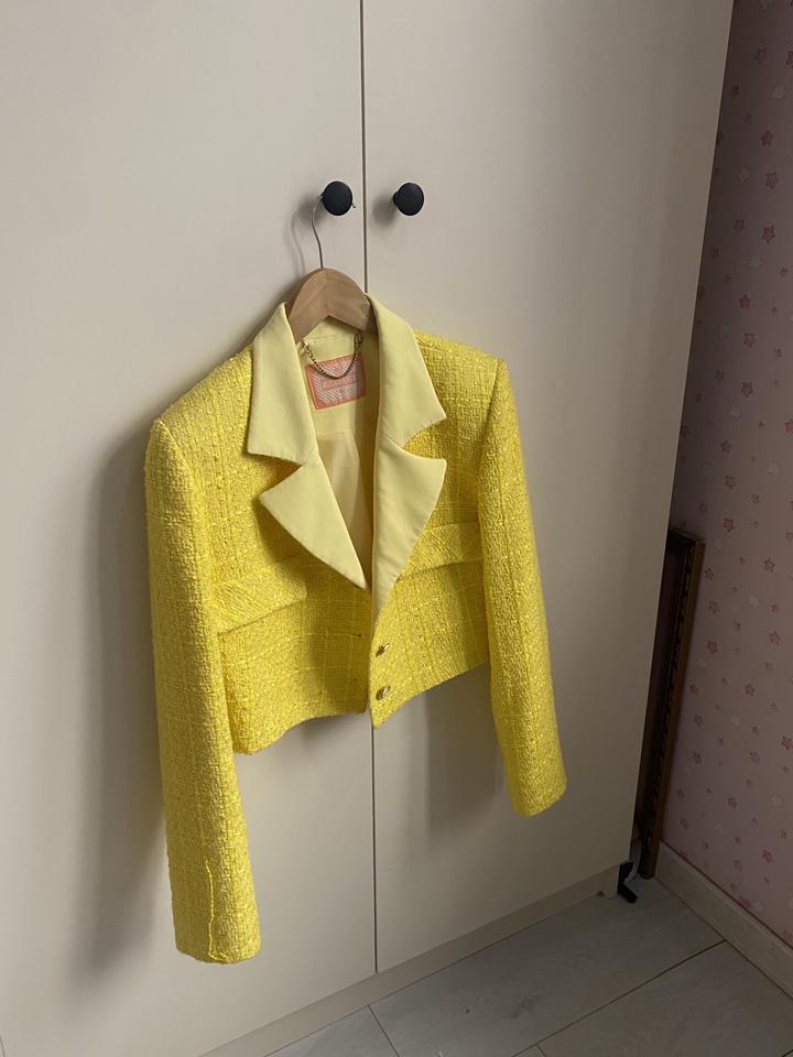 яркий пиджак с плечиками