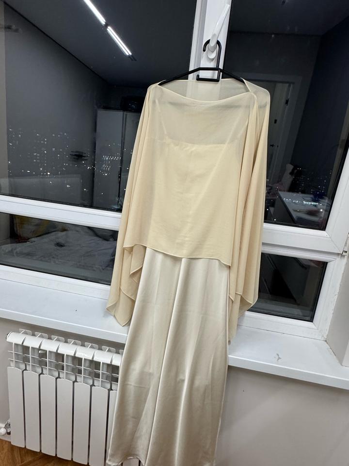 Бежевое атласное платье со съёмным шлейфом