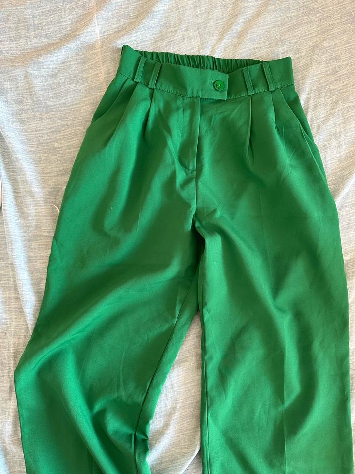 Зеленое брюки паллацо и топ