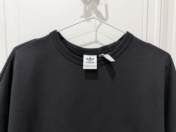 черное платье от бренда Adidas Originals.