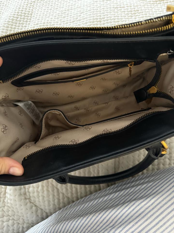 Черная кожаная сумка GUESS