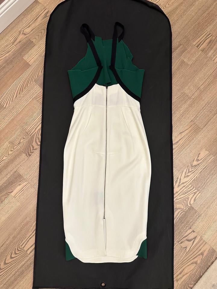 Платье Roland Mouret.