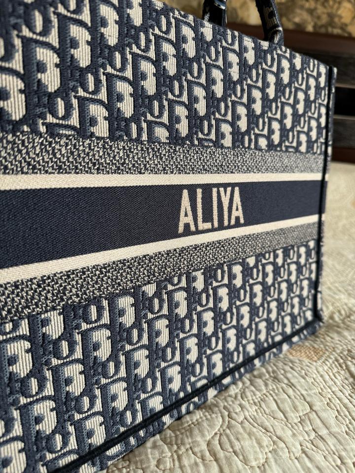 Medium Dior Book Tote для Алии