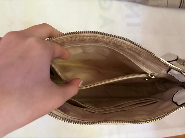 Белая сумка Guess