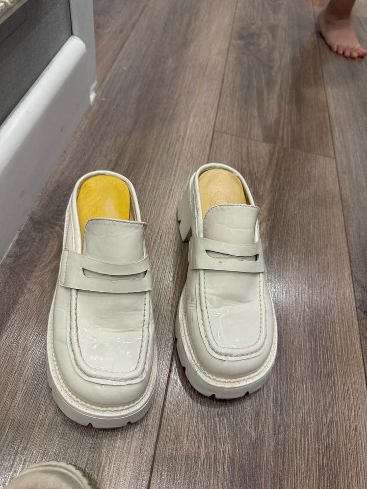 Кроссовки и тапочки