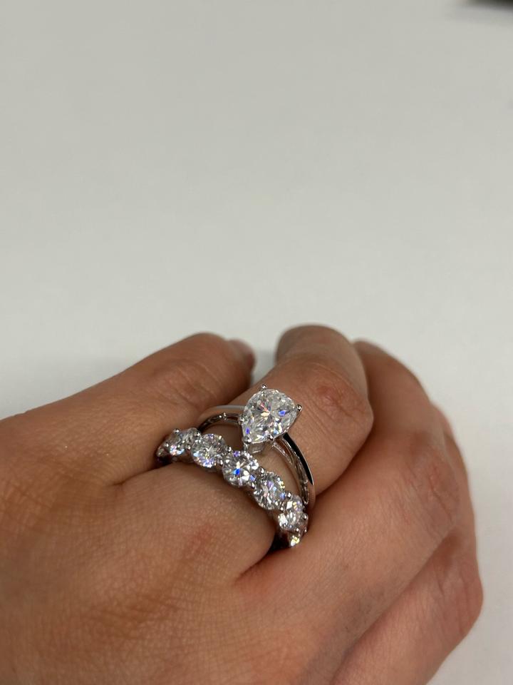 Кольцо дорожка с муассанитами