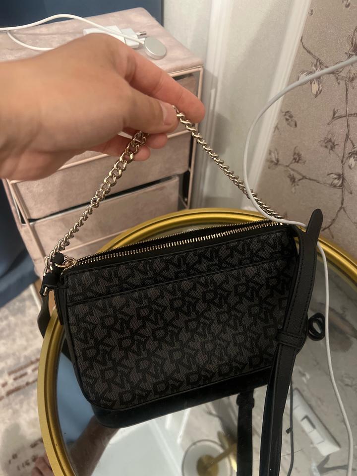Продам маленькую черную сумочку DKNY