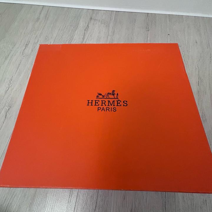Стильная сумка Hermes коричневого цвета с золотистой фурнитурой.
