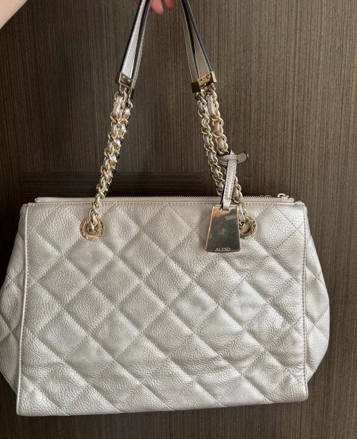 Золотистая сумка Aldo
