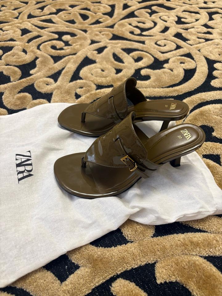 САНДАЛИИ НА КАБЛУКЕ СПРЯЖКОЙ