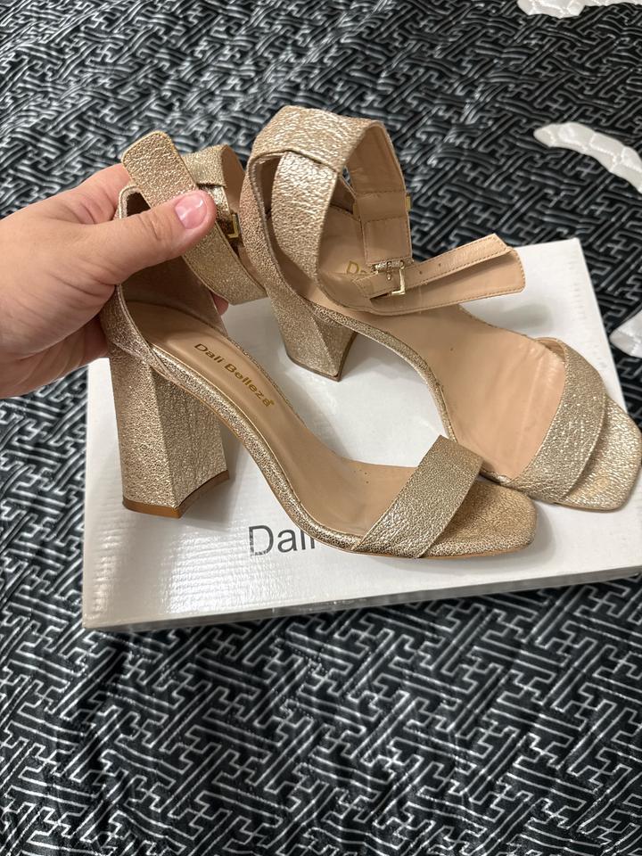 Кожаные босоножки золотистые