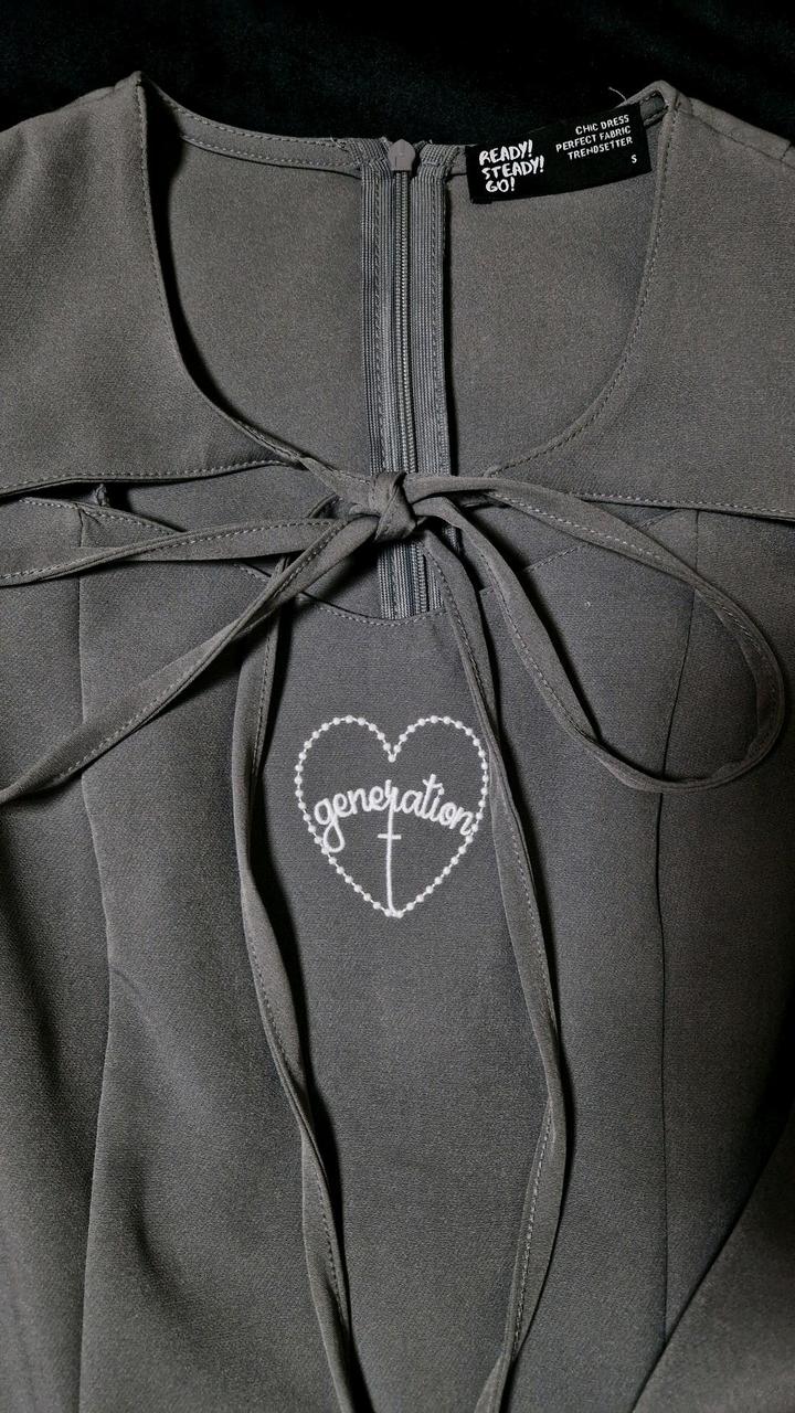 Серое платье Gloria Jeans