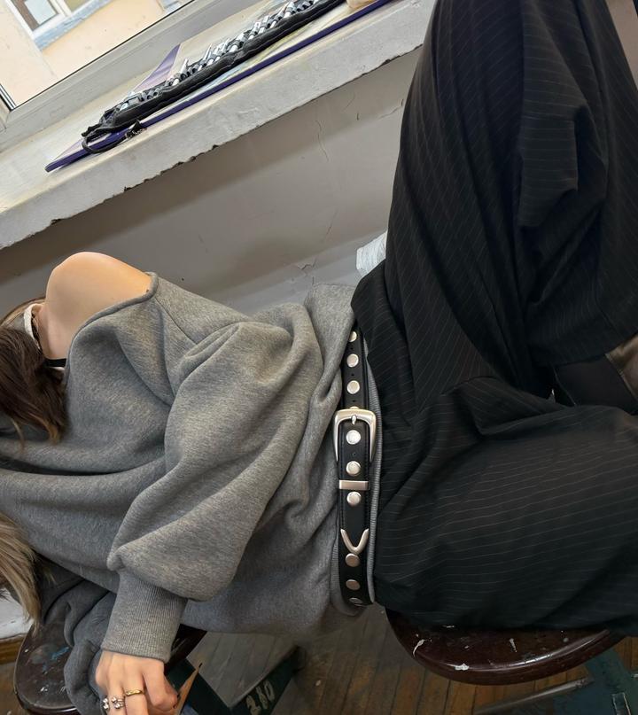 Свитшот с вырезом на плече