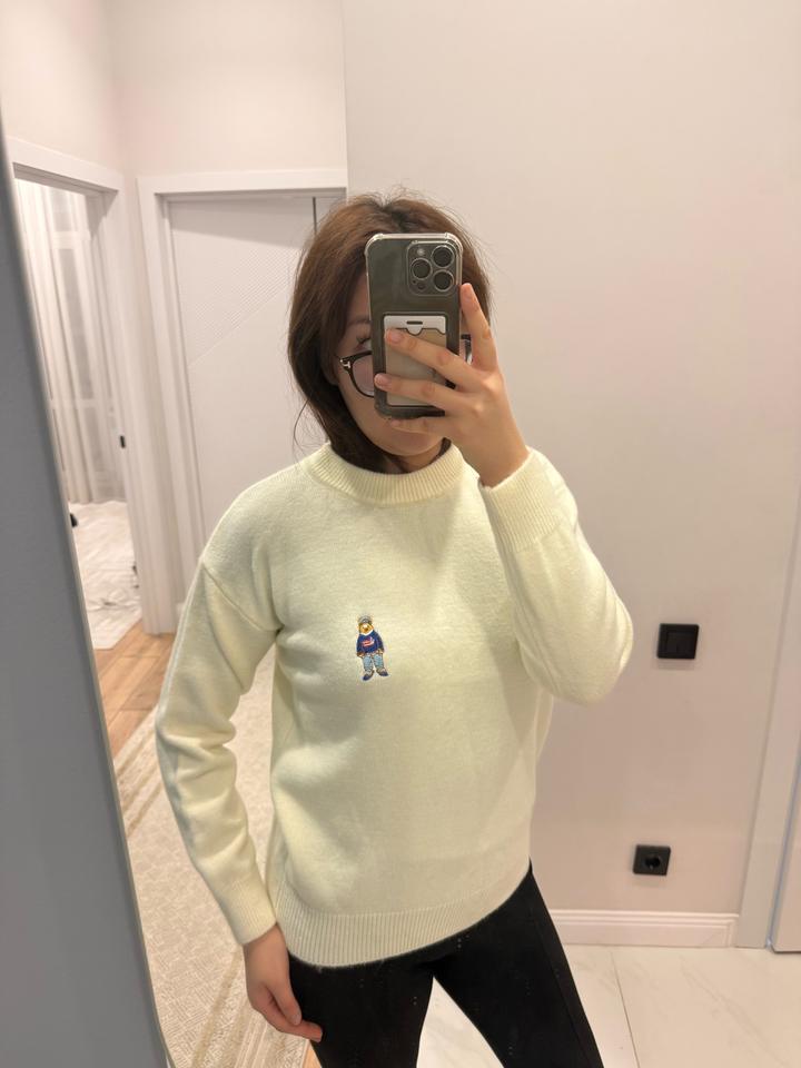 Белый свитер с вышивкой мишки