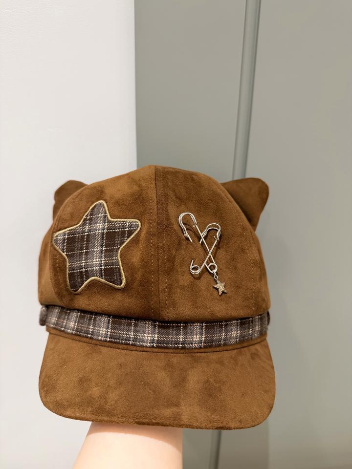 Коричневая шапка с кошачьими ушками