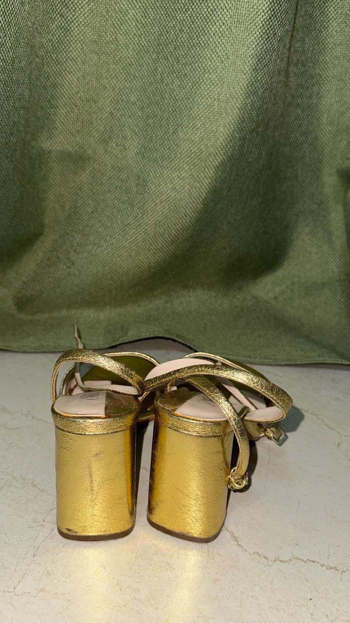 Босоножки Zara.