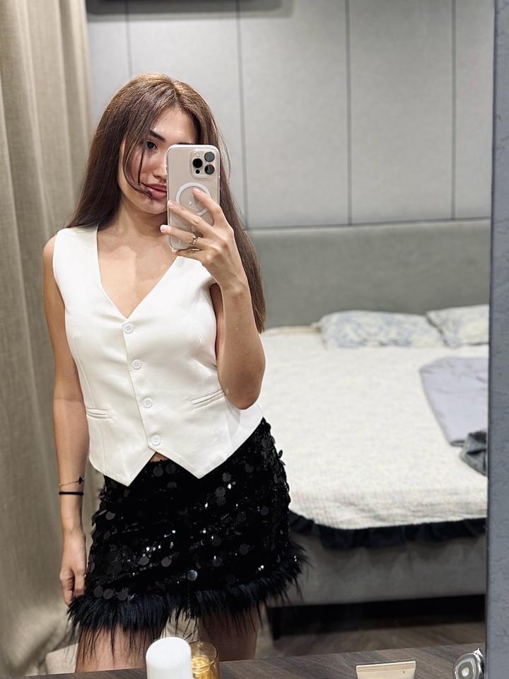 Черная юбка с крупными пайетками и перьями