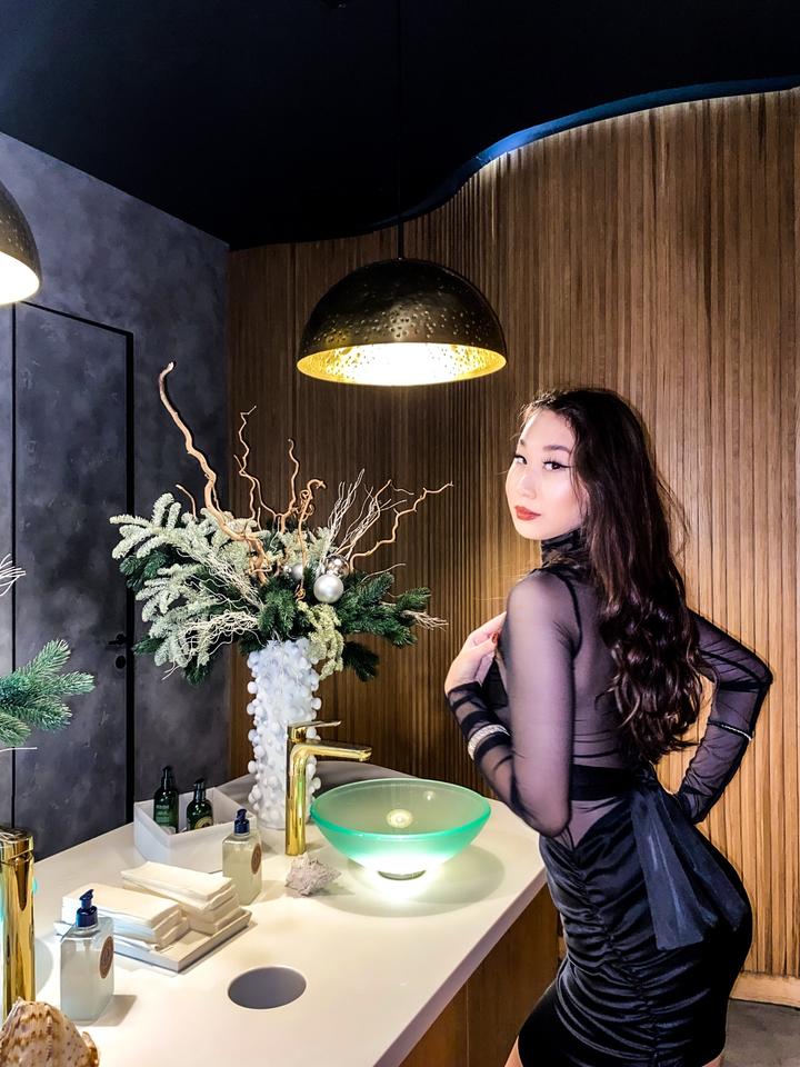 Чёрное атласное платье