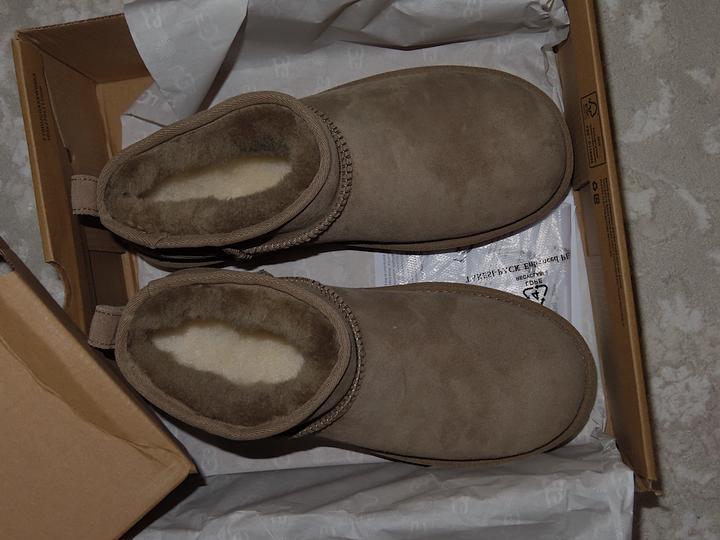 UGG AUSTRALIA