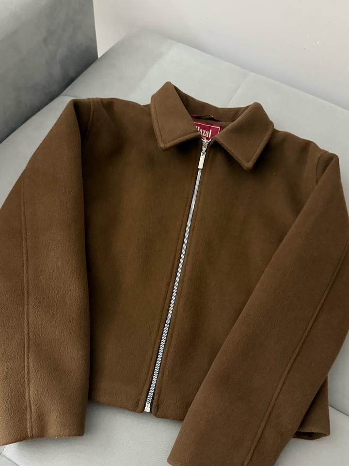 Коричневый бомбер на замке