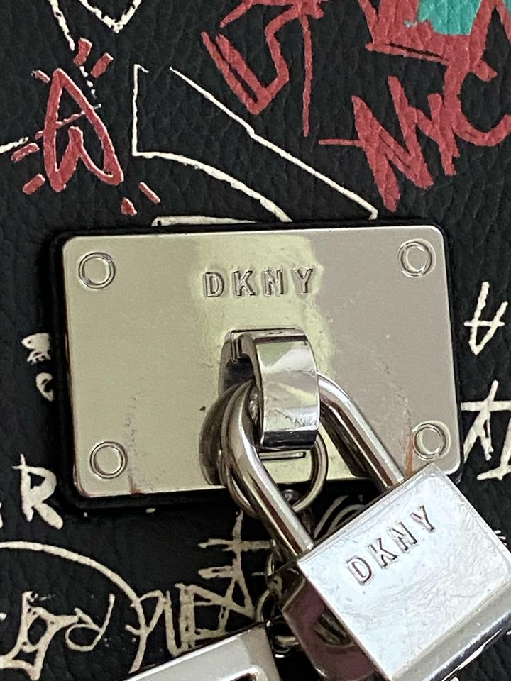 Черная сумка DKNY с граффити принтом