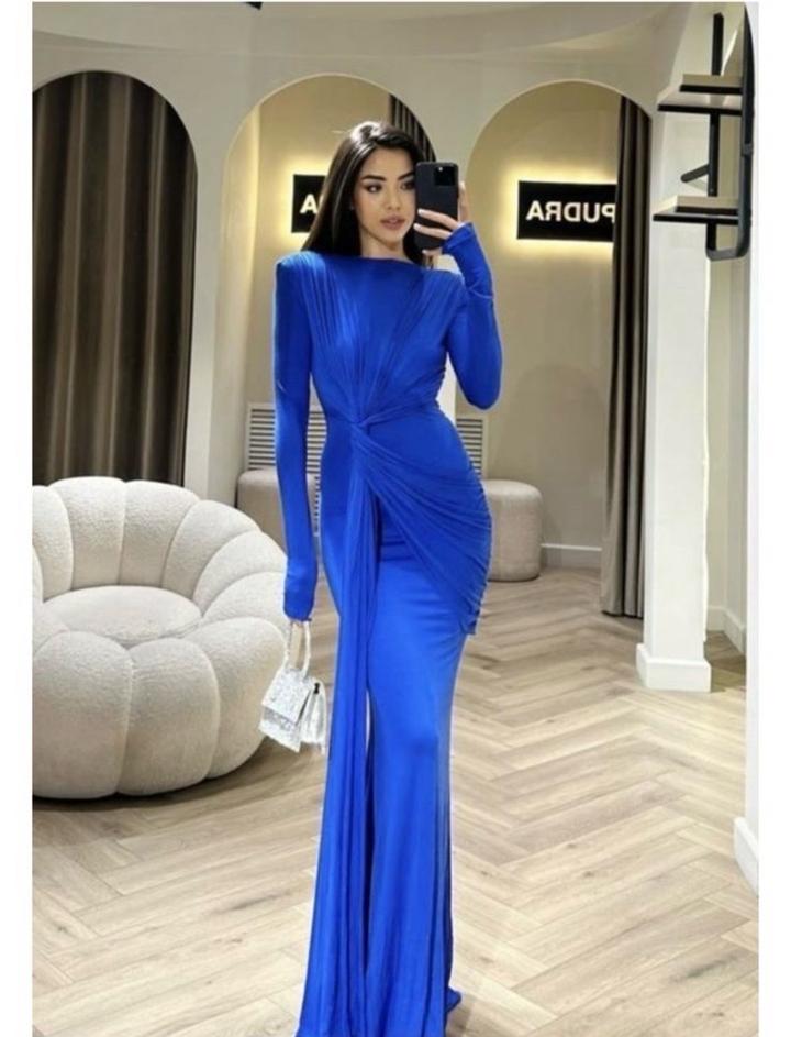 Вечернее длинное платье, подчёркивающее фигуру