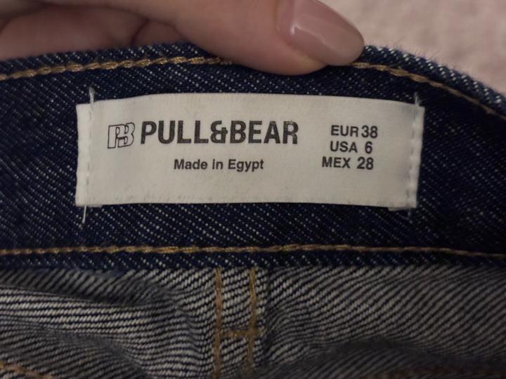 Темные прямые джинсы на заниженной посадке