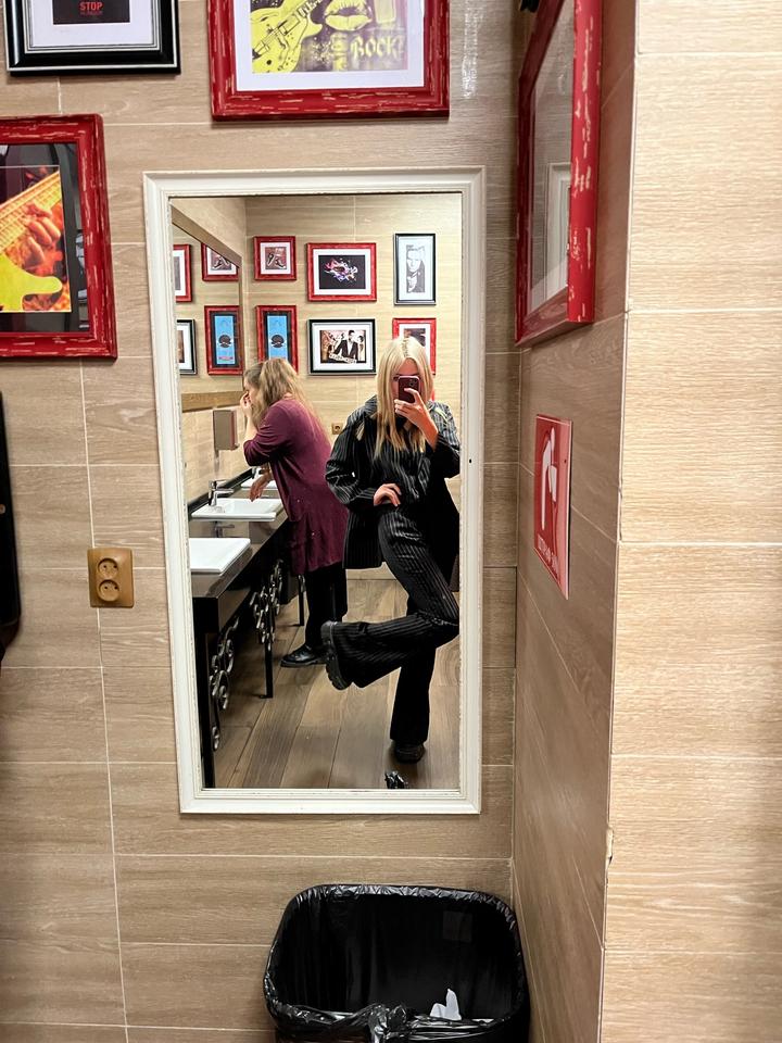 Темно синий костюм в полоску