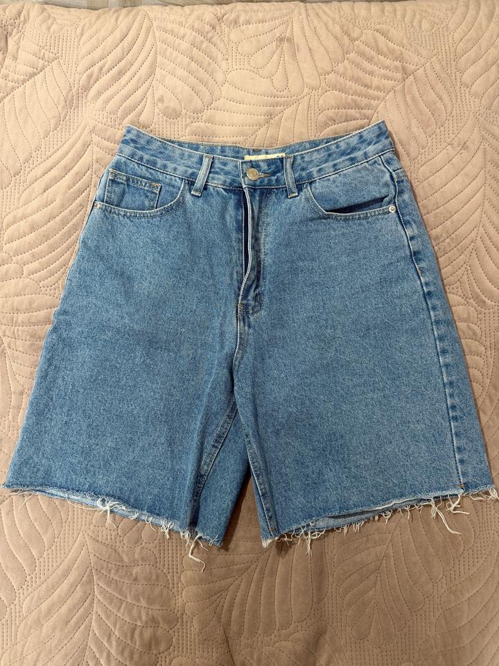 голубые шорты