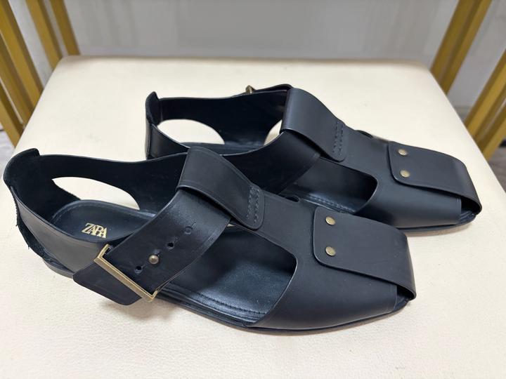 Сандали кожаные от Zara