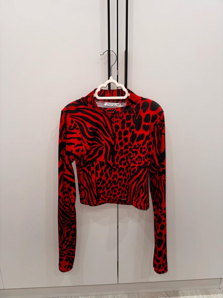 Продам тонкую кофту (водолазку)