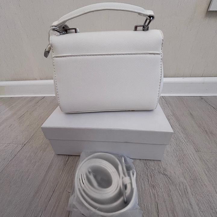 Мини-сумка Michael Kors белого цвета
