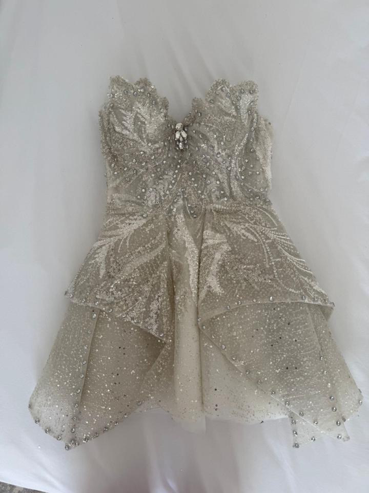 Нарядное блестящее платье