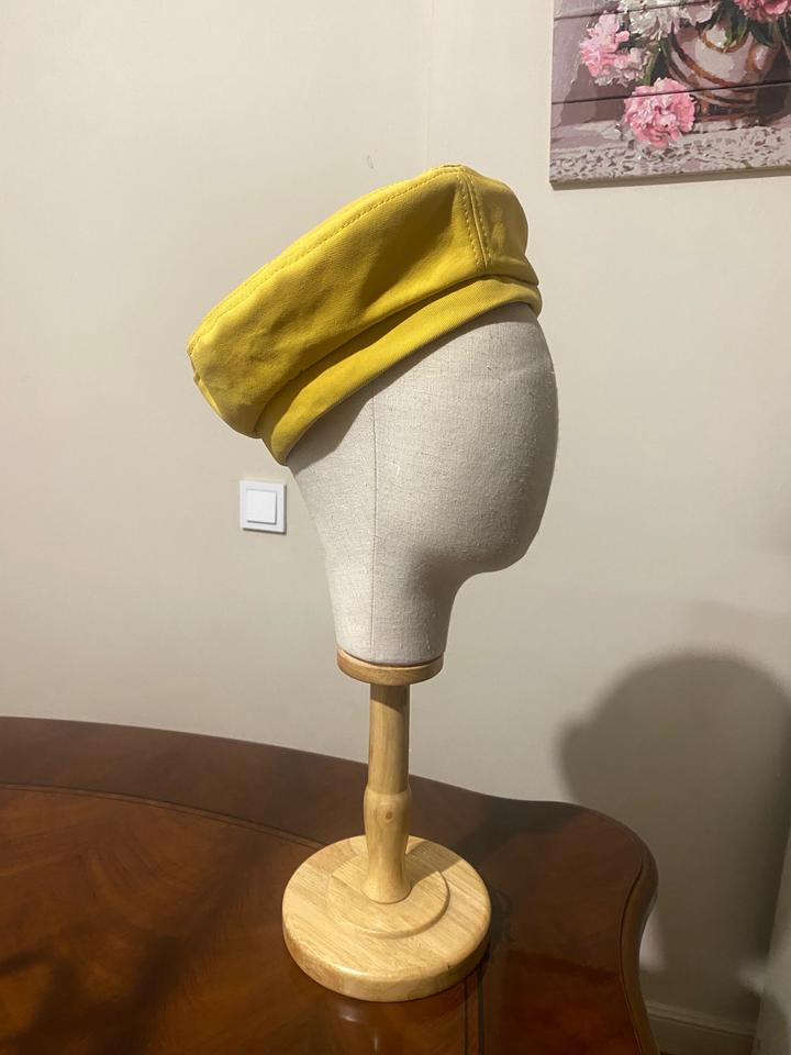 Берет новый желтый