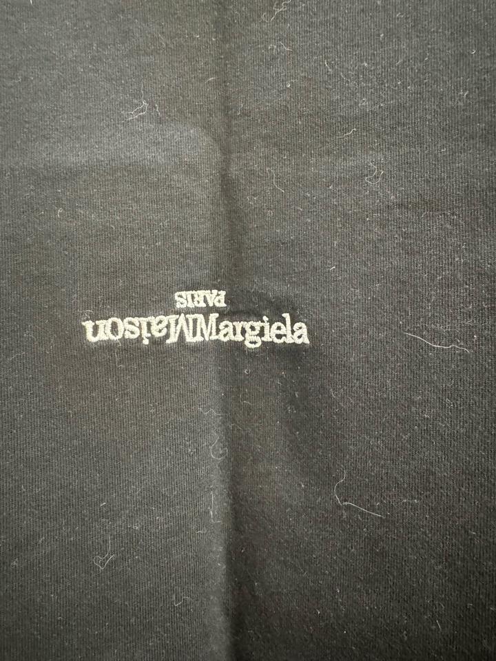 Футболка с вышитым логотипом от бренда Maison Margiela