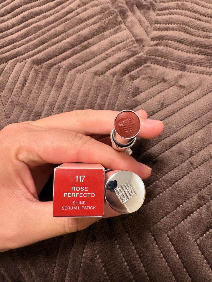 Помады Givenchy Rose Perfecto Shine Serum Lipstick