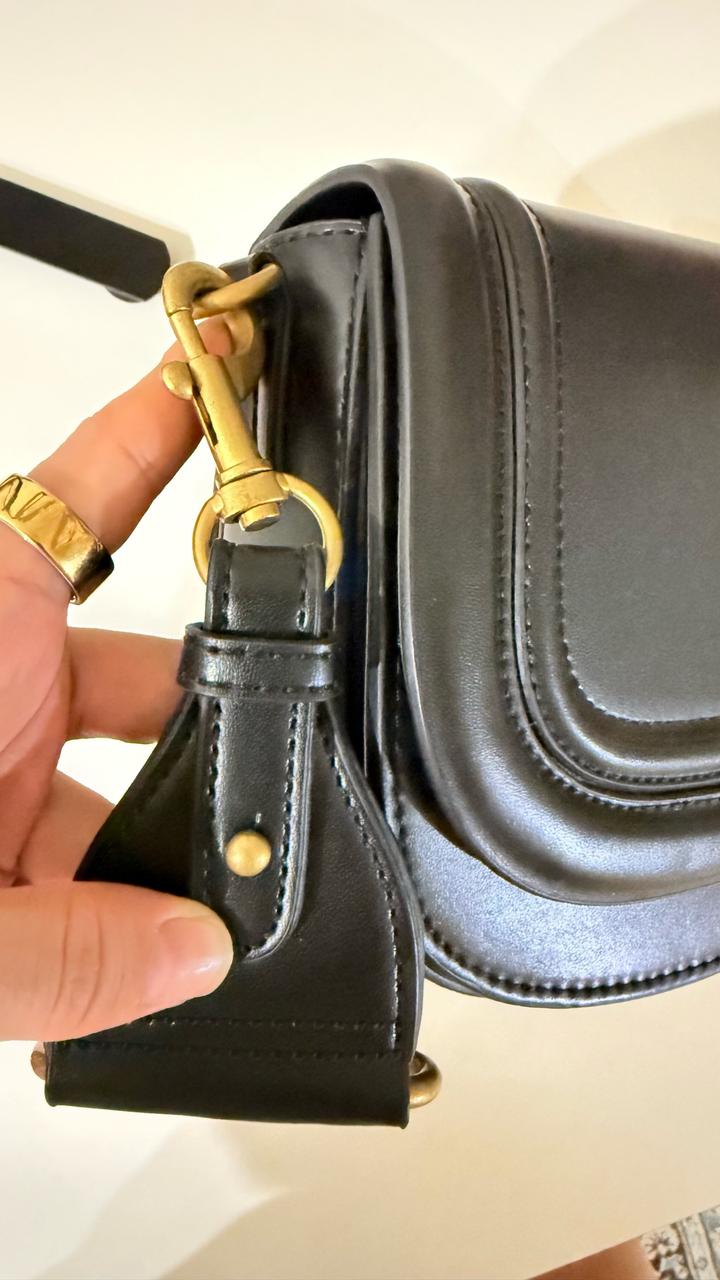 Стильная черная сумка-седло (Saddle Bag) с широким ремнем. Тренд 2026