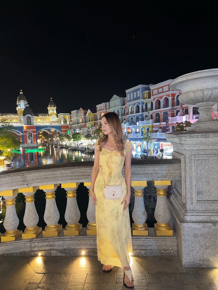 Желтое нежное платье