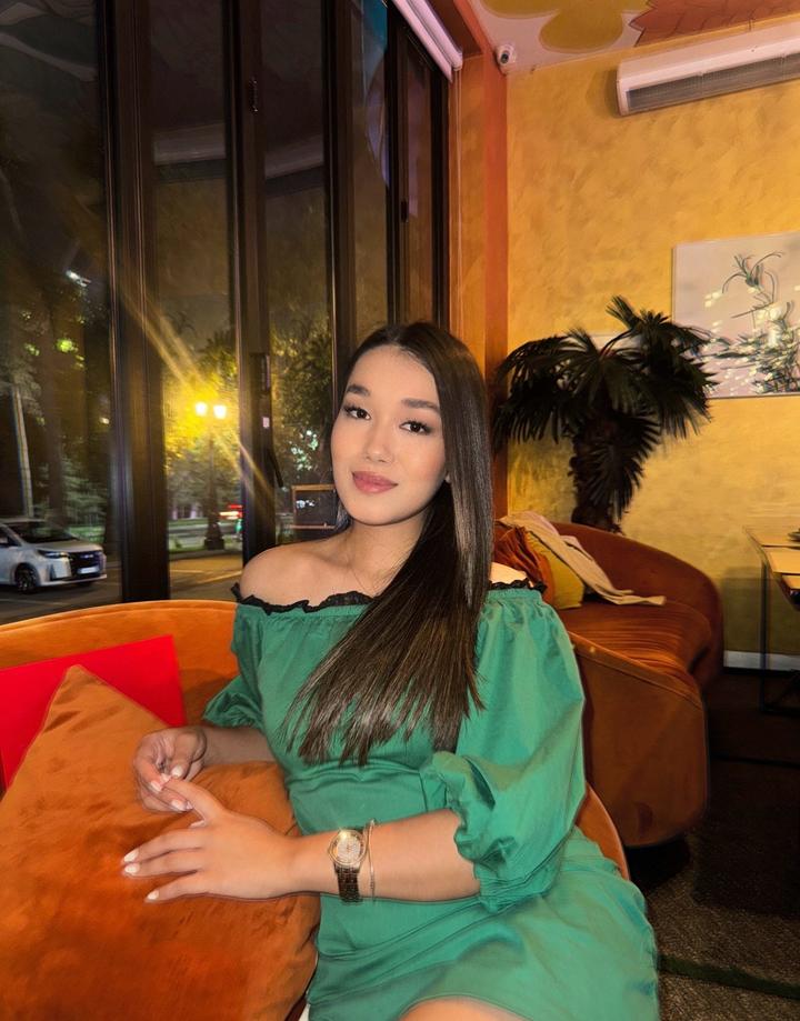 Зелёное платье с открытыми плечами