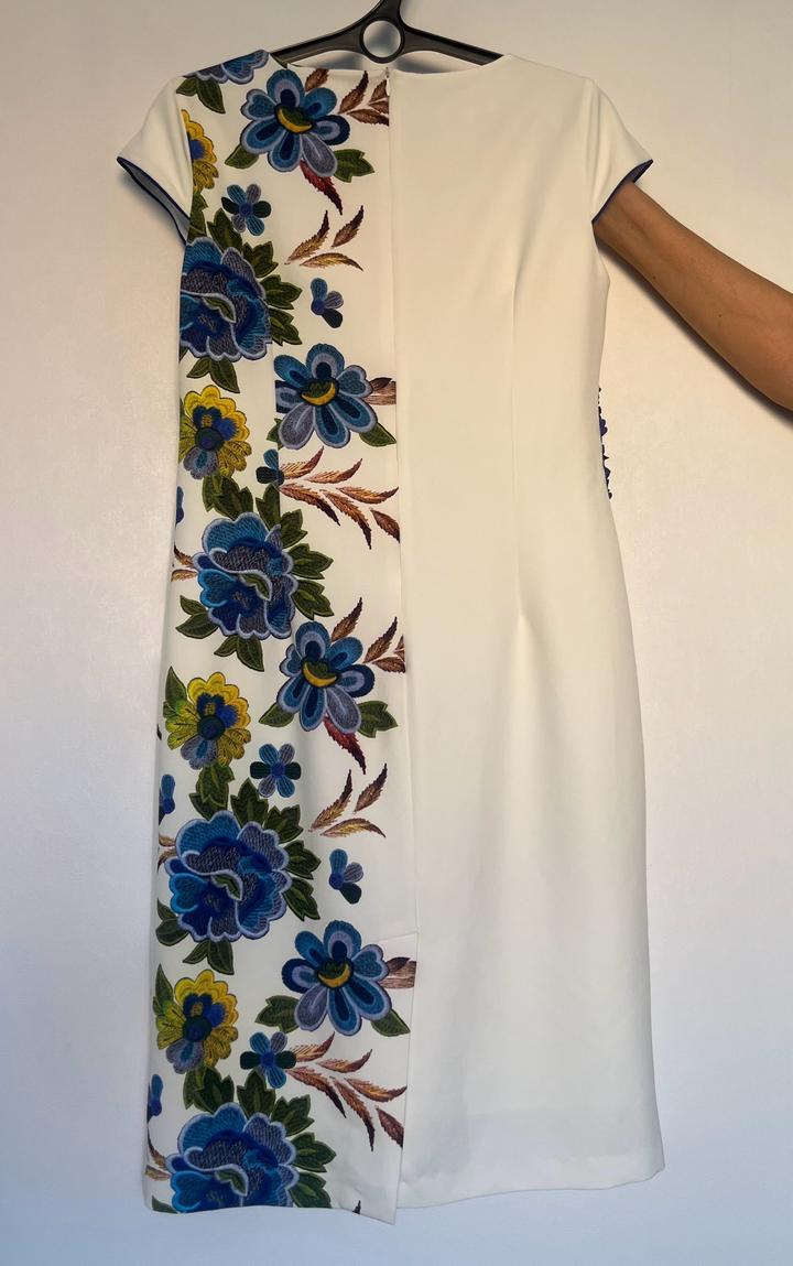 Белое платье с вышивкой