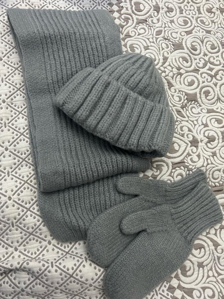 Комплект шапка, шарф и варежки