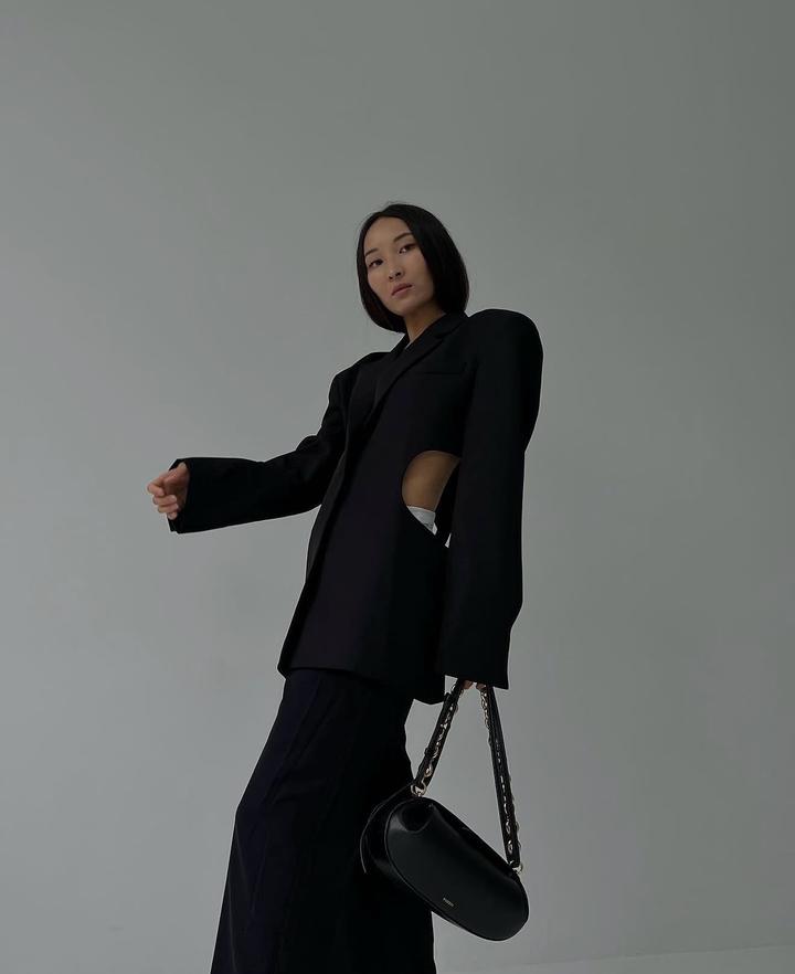 Черный пиджак с разрезами от Papermoon